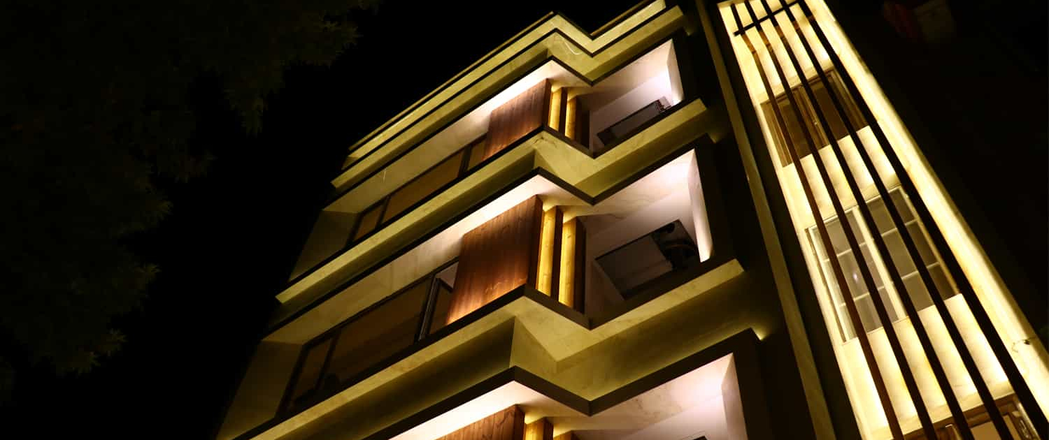 طراحی و اجرای نمای ساختمان به همراه نورپردازی خاص توسط شرکت چوب و چکش